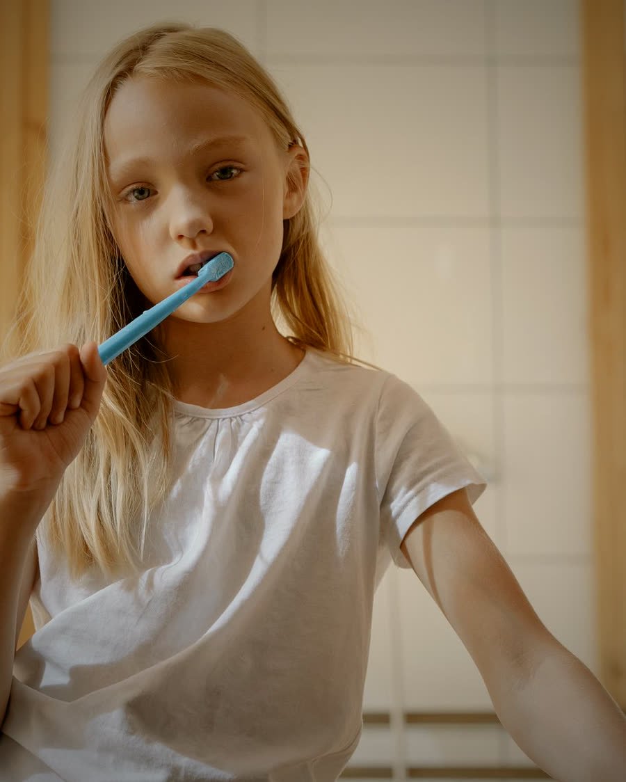 Criança escovando os dentes — odontopediatria e prevenção na Buzzo Odontologia