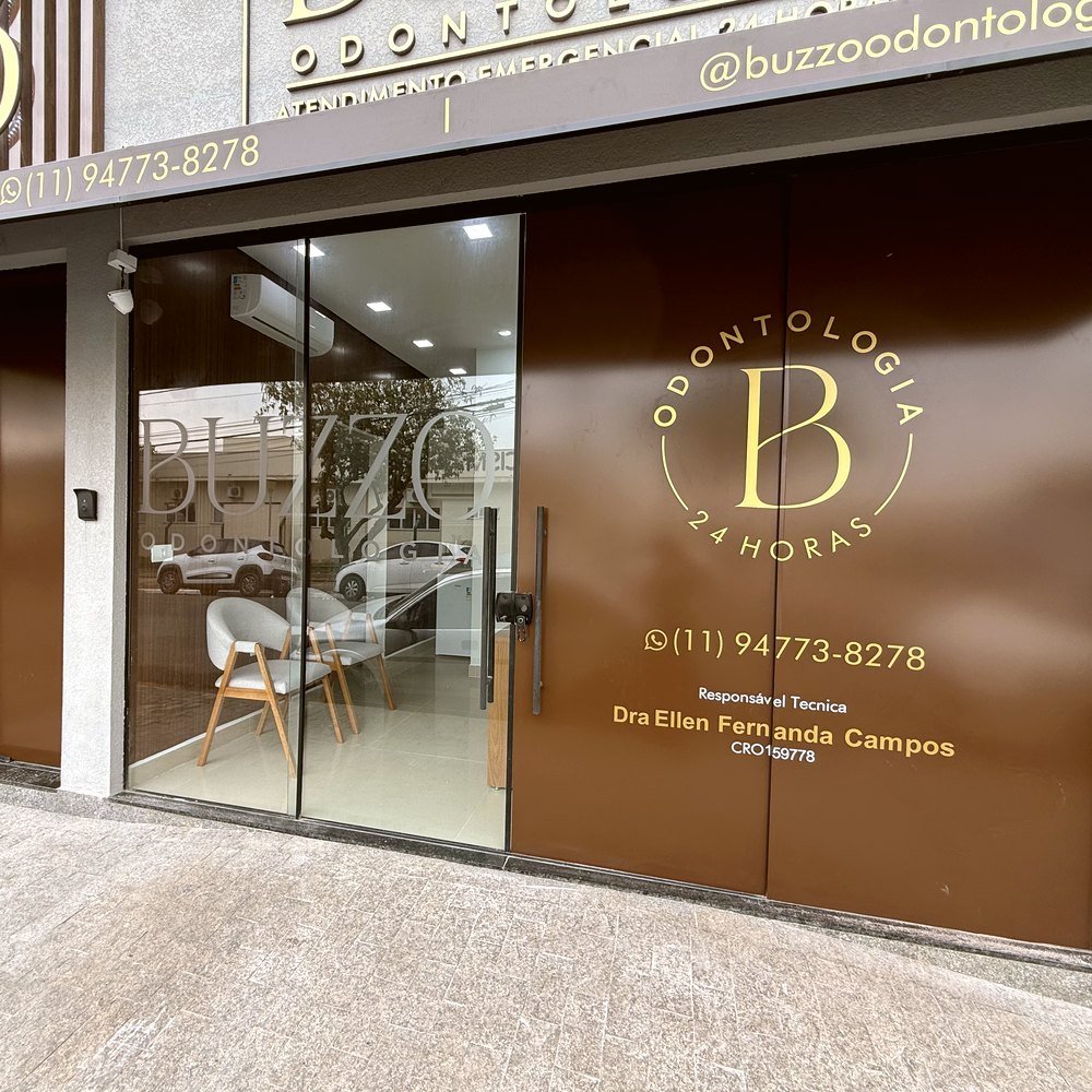Porta da Buzzo Odontologia com o selo Odontologia 24 Horas e o telefone (11) 94773-8278